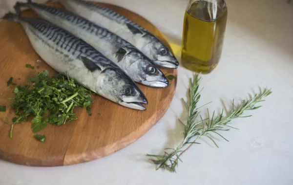 Foto de un plato con pescado azul y aceite de oliva