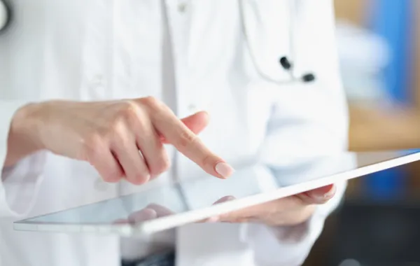 Foto de un médico consultando unos datos en una tablet