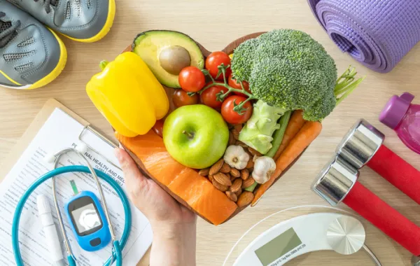 Foto con varias frutas  y varios objetos para hacer ejercicio