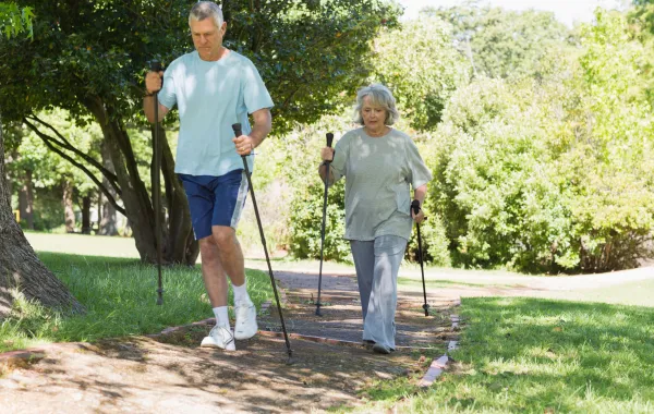 Foto de una pareja de personas adultas haciendo ejercicio