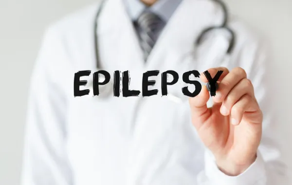 Foto de un médico que escribe la palabra epilepsia en el idioma inglés