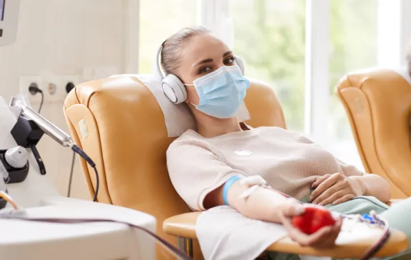Foto de una chica joven esperando a la extracción de sangre