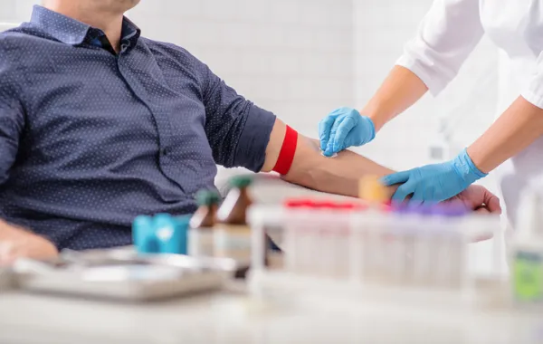Foto de un señor que está siendo atendido por una enfermera para donar sange