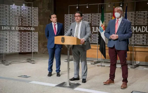Foto de personalidades del la Junta de Extremadura presentando el plan de atencion a la dependencia