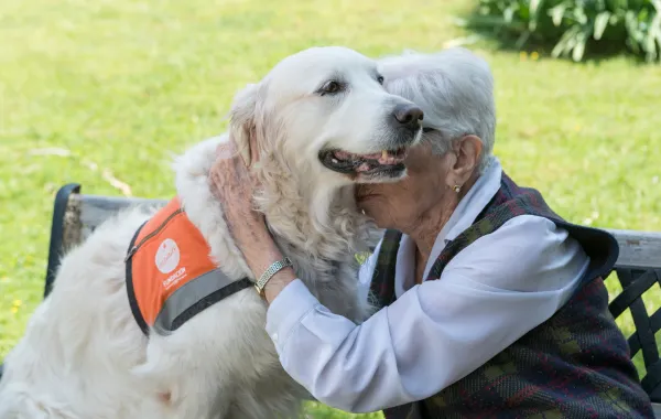 Foto de una mujer mayor abrazando a su perro