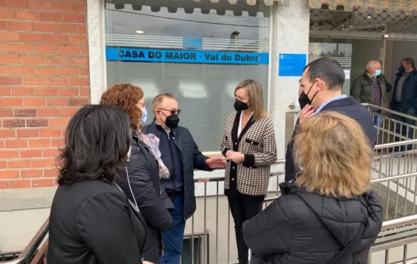 Foto de la consejera de politica social de Galicia en una casa del mayor