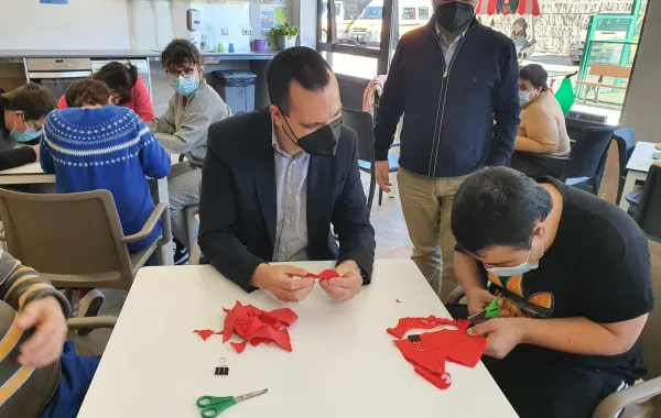 Foto del responsable de Galicia de mayores y personas con discapacidad en un centro especial