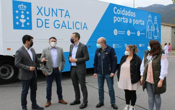 Foto de un autobus de cuidados porta a porta en Galicia