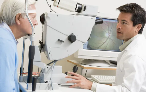 Foto de un señor mayor en una revision de los ojos