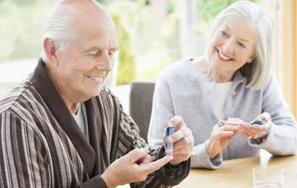 Foto de una pareja adulta realizando la prueba de azucar para la diabetes