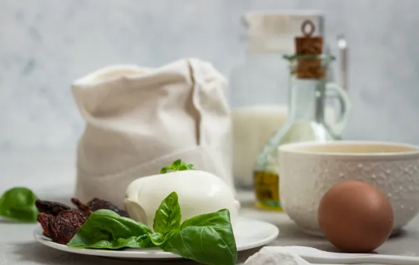 Foto de una jarra de leche y quesos con otros alimentos