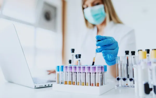 Foto de una investigadorea en un laboratorio analizando muestras