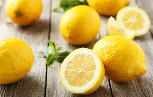 Fotos de varios limones en una mesa