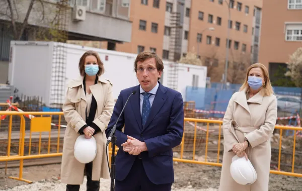 Foto de varias personalidades del ayuntamiento de madrid presentando el proyecto