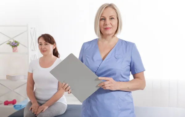 Foto de un mujer acompañada por una doctora