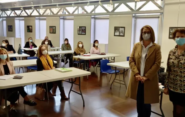 Foto de varias personas en una aula en la que se imparte un taller