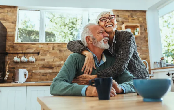 Foto de una pareja de adultos sonriendo