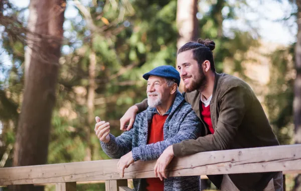 Foto de un señor mayor acompañado de un chico joven
