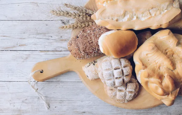 Foto de una bandeja llena de distintos tipos de pan
