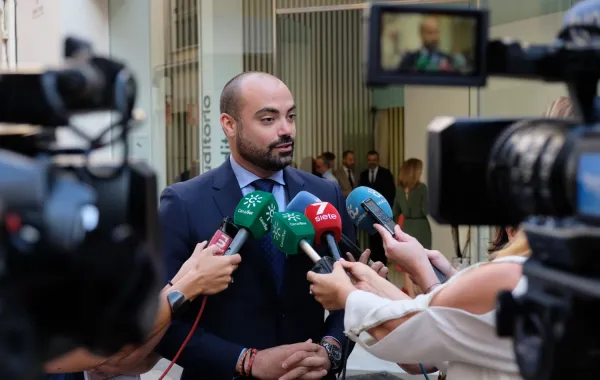 Foto de personalidades de la Junta de Andaluica en rueda de prensa
