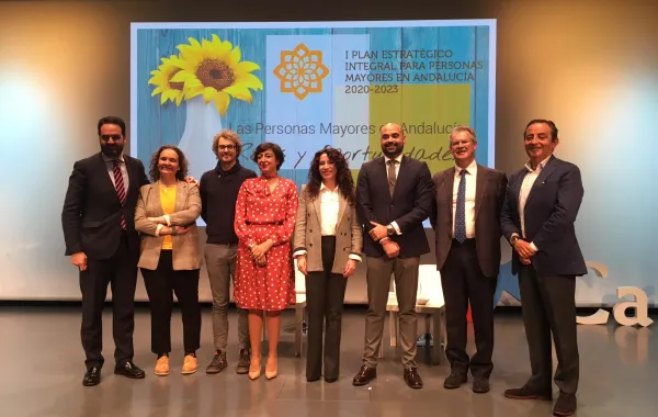 Foto de las personalidades asistentes a la jornada Las Personas Mayores en Andalucía