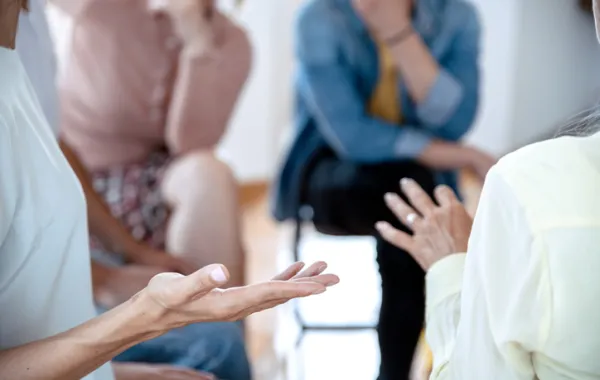 Foto de un grupo de terapia hablando