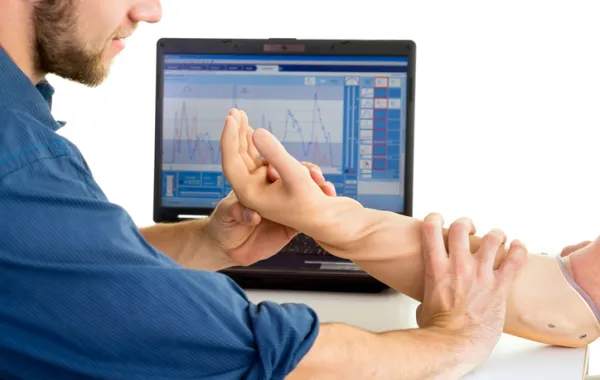 Foto de un médico ajustando una prótesis en un brazo