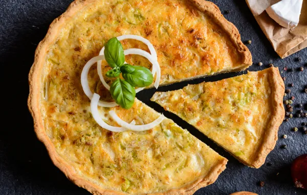 Foto de un plato con una quiche de queso y verduras