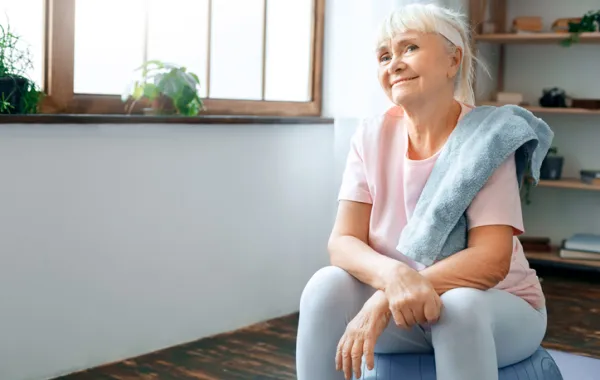 Foto de una mujer mayor haciendo ejercicio