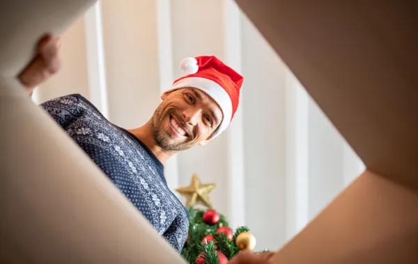 Foto de un joven con gorro de navidad