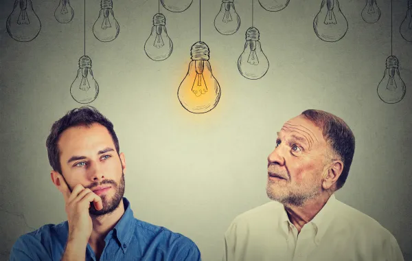 Foto de dos hombres uno joven y otro mayor que están pensando