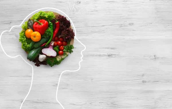 Foto de un dibujo de un cerebro lleno de verduras y frutas