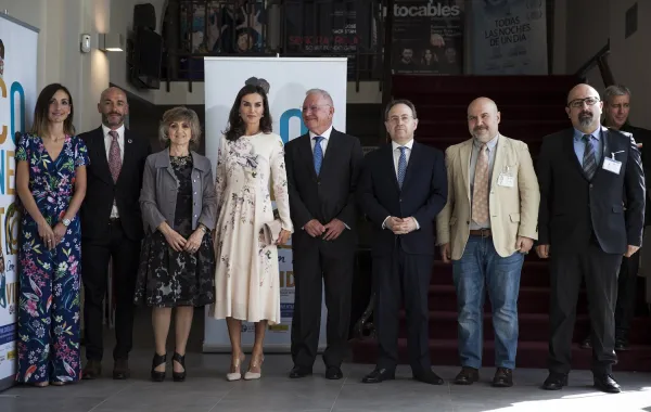 Foto de evento con la reina y ministra de sanidad y otras personalidades participantes