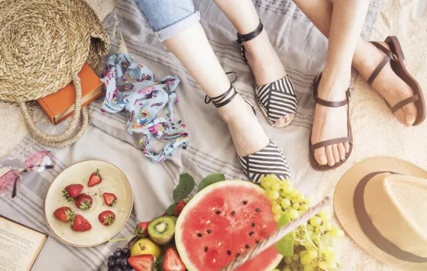 Foto de varios pies con sandalias