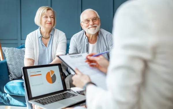 Foto de una pareja adulta atendiendo una cita con una asistente social