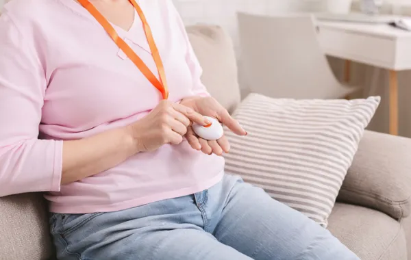 Foto de una mujer que aprieta el boton de teleasitencia