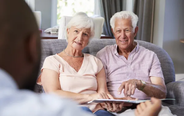 Foto de una pareja de personas adultas hablando con un medico