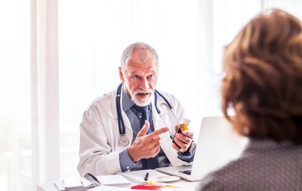 Foto de un medico que atiende a una mujer mayor