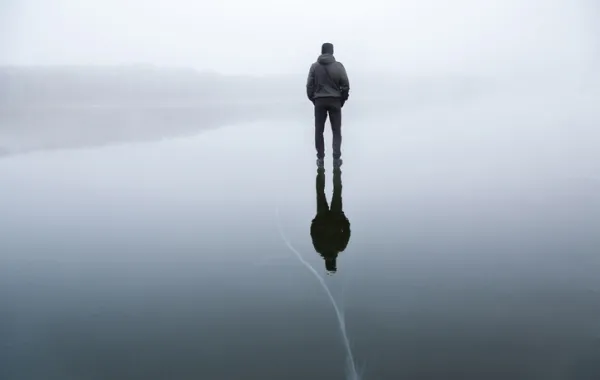 Foto de un señor solo en el mar