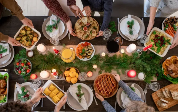 Foto de una mesa decorada para Navidad con varios platos de comida