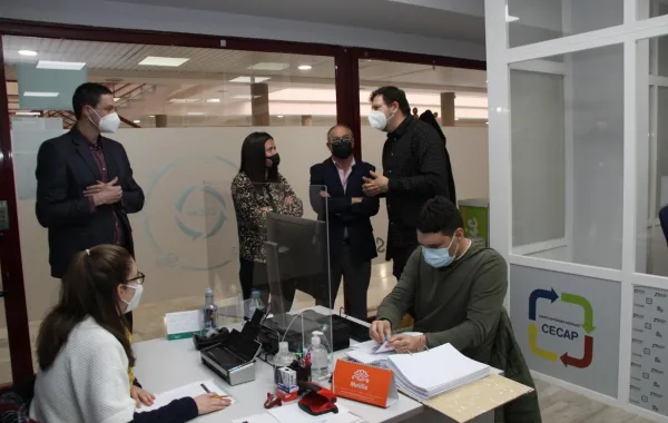 Foto de la sede de CECAP en Toledo con varias personalidades visitando las salas