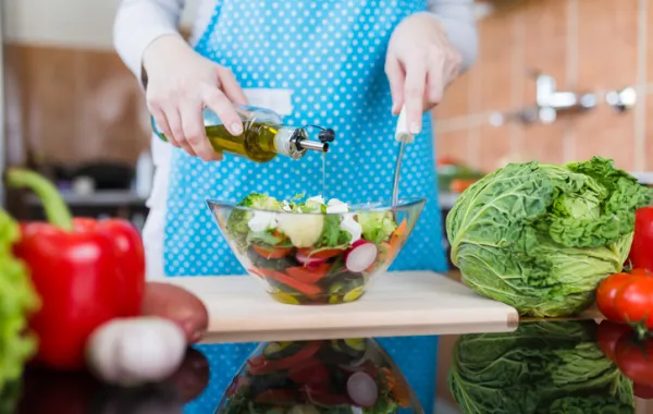 Foto de una persona haciendo una ensalada