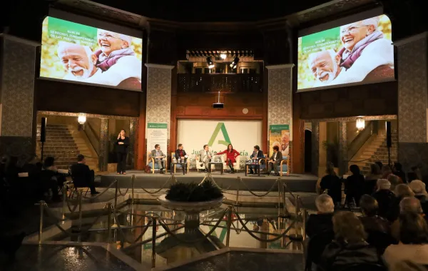 Foto de la presentación de la Guía de derechos fundamentales de las personas mayores en Andalucía