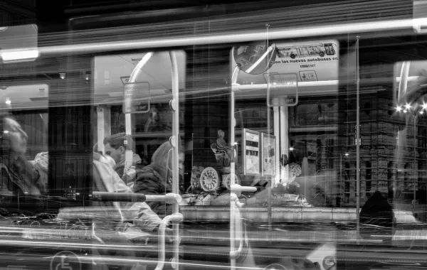 Foto desde fuera de un autobus de la EMT mirando a traves del cristal