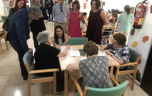 Foto de un grupo de personalidades visitando una residencia de ancianos
