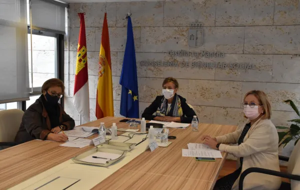 Foto de una reunión de la consejería social de Castilla la Mancha