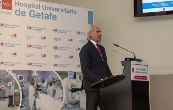 Foto del consejero de salud de la comunidad de Madrid presentando el nuevo modelo de atencion sociosanitaria