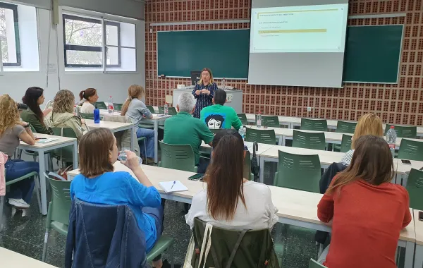 Foto de un formación a profesionales de residencias sobre el modelo de atención integral y centrado en la persona