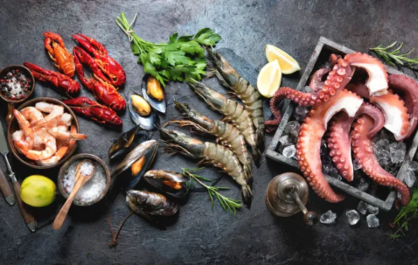 Foto con varios platos de diferentes mariscos y pescados