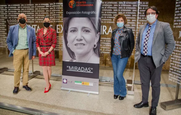 Foto de varias personalidades de la Junta de Extremaduras con un cartel de la exposicion miradas
